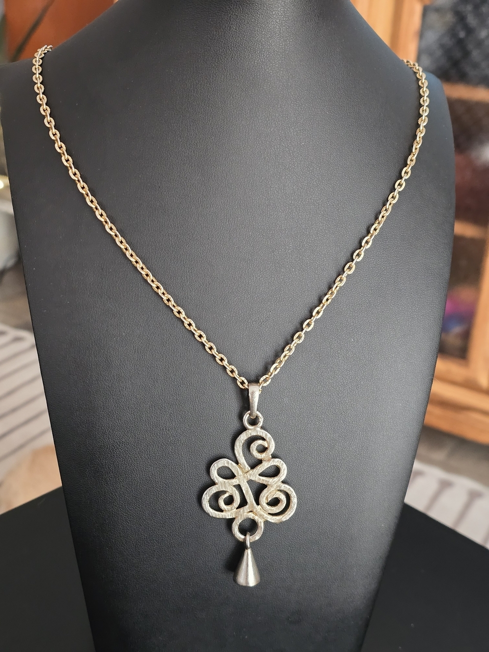 Vintage 1990s Casual Corner abstract scroll pendant necklace